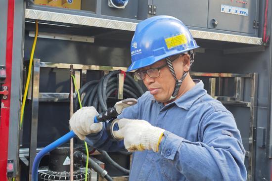 东方汇赢 党员突击队为受淹居民架设“光明线” 发电车助力排涝解民忧